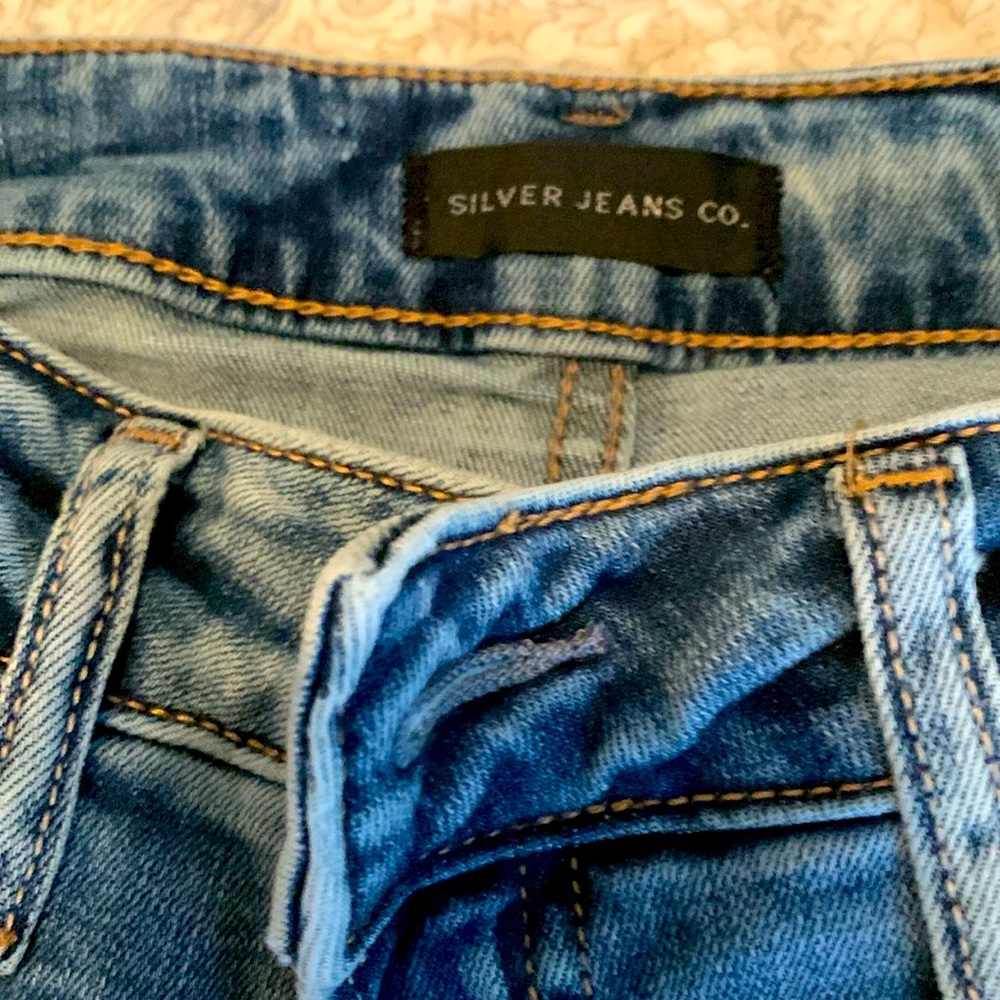 Silver distressed jean. Suki skinny